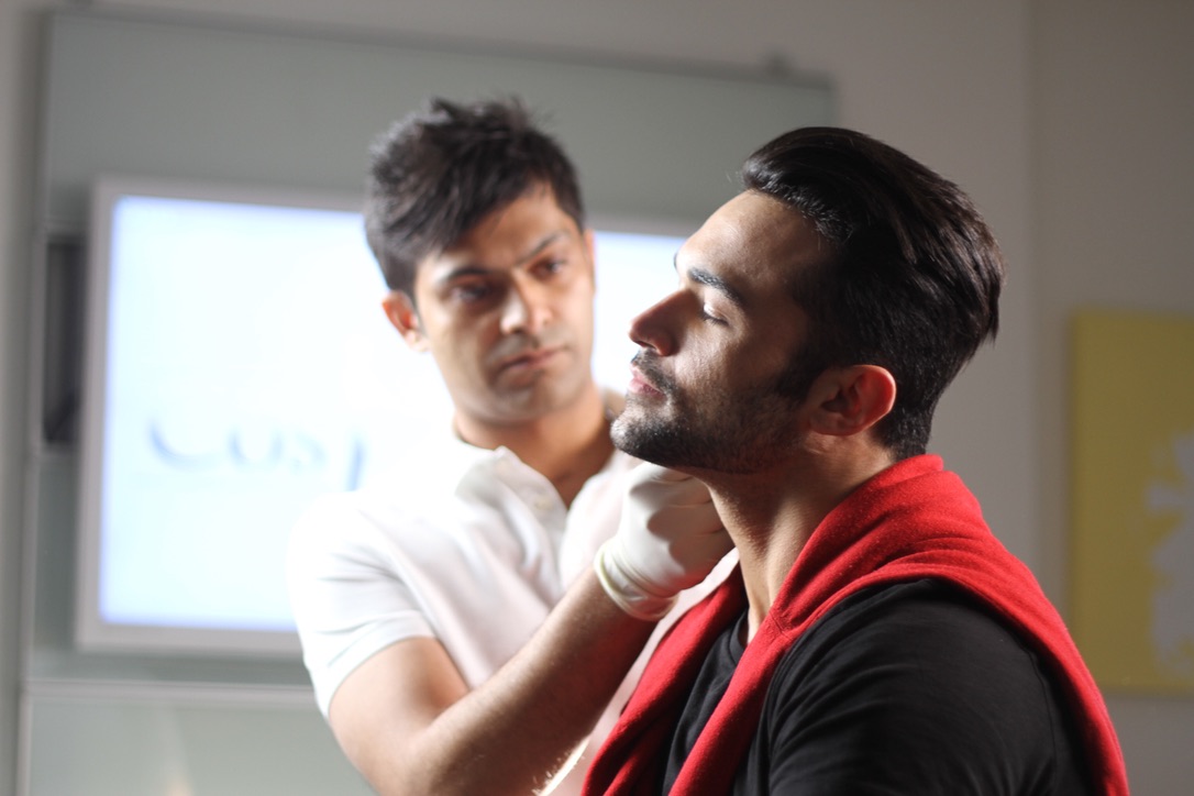 Cosmedocs doctor performing a precise injectable treatment on a male patient